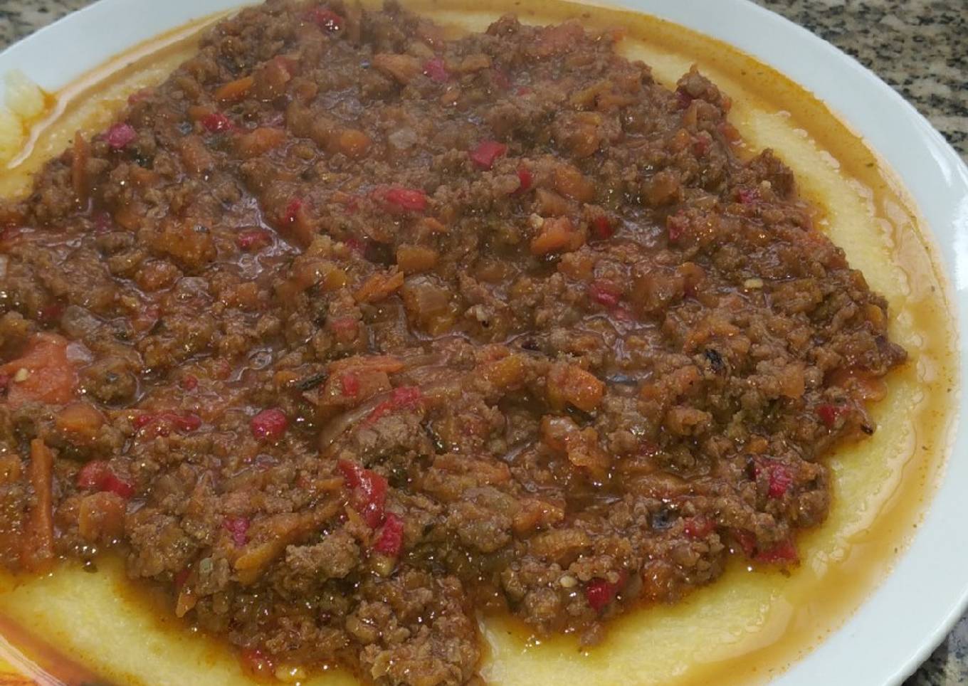 Polenta con tuco de carne picada