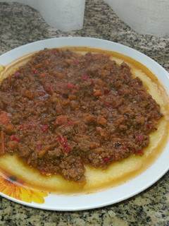 Una foto de Polenta con tuco de carne picada