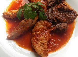 Una foto de Pollo guisado con setas (Rovellons)