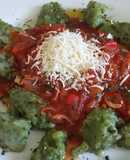 Ñoquis de espinaca con salsa napole