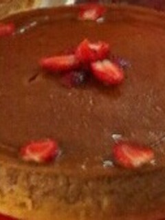 Una foto de Pastel imposible fresa y coco