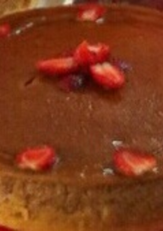 Una foto de Pastel imposible fresa y coco