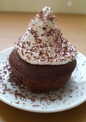 Una foto de Cupcakes de chocolate con merengue de limón 😋