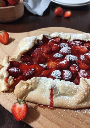 Zdjęcie przepisu Tarta rustykalna z truskawkami.