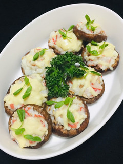 Una foto de Shiitake (hongos) Relleno en Salsa Bechamel con Surimi (palitos de Cangrejo)🍄🍄👩🍳