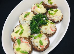Una foto de Shiitake (hongos) Relleno en Salsa Bechamel con Surimi (palitos de Cangrejo)🍄🍄👩‍🍳