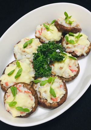 Una foto de Shiitake (hongos) Relleno en Salsa Bechamel con Surimi (palitos de Cangrejo)🍄🍄👩‍🍳
