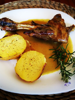 Una foto de Paletilla de cordero al horno en salsa de vino blanco al romero