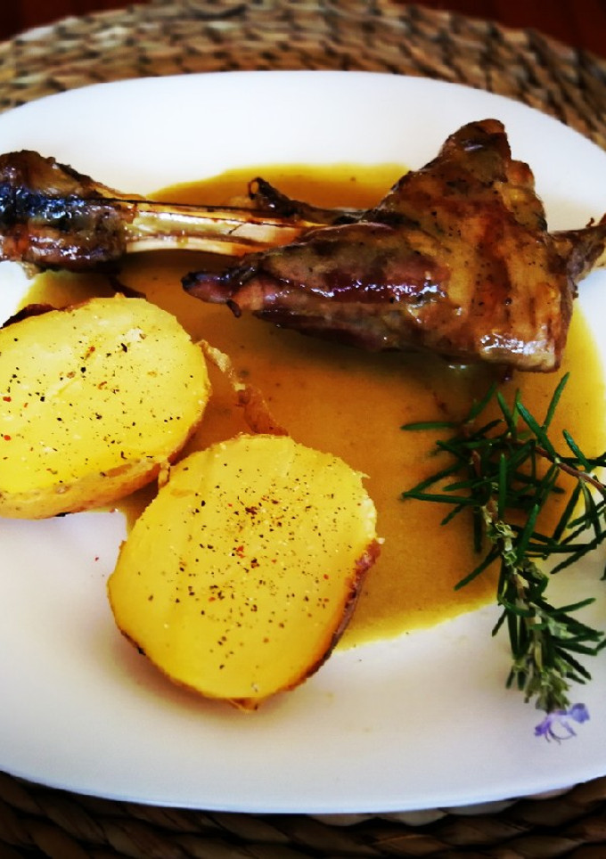 Una foto de Paletilla de cordero al horno en salsa de vino blanco al romero