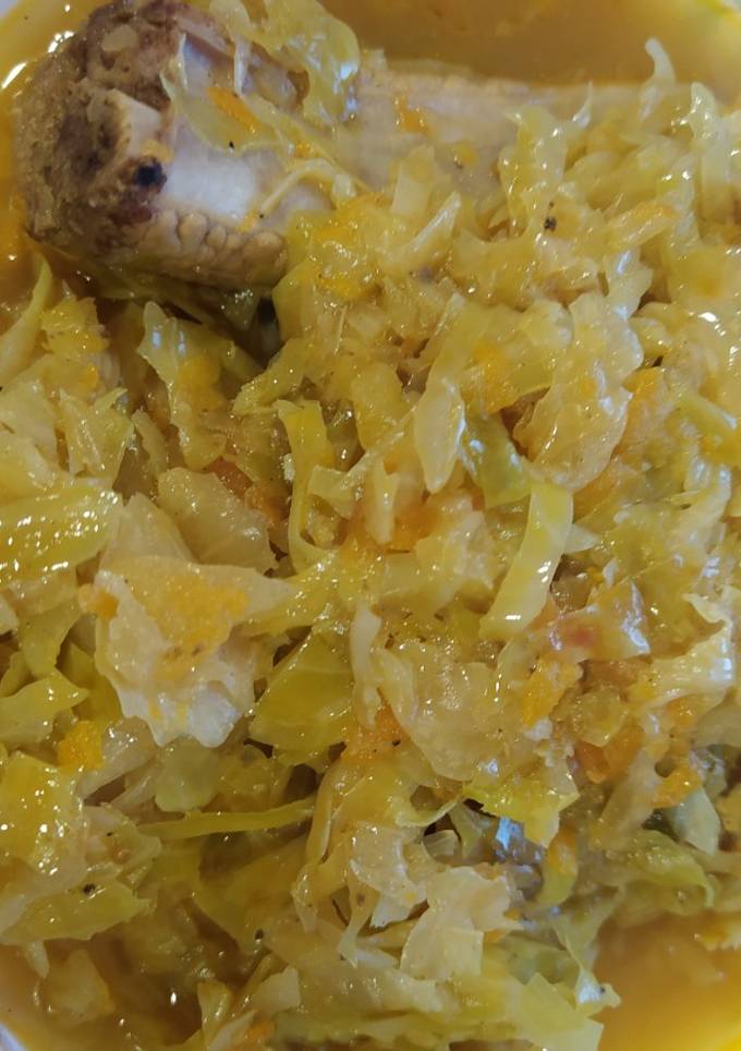 Капуста тушкована з ребрами