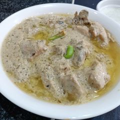 A picture of White creamy chicken karahi.