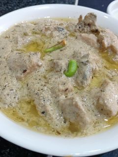 A picture of White creamy chicken karahi.