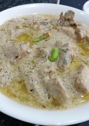 A picture of White creamy chicken karahi.