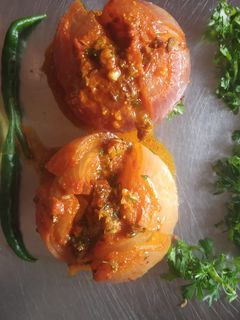 आचारी भरवॉं प्याज (aachari bharava pyaj recipe in marathi) रेसिपी चे मुख्य फोटो