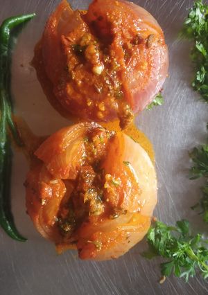 आचारी भरवॉं प्याज (aachari bharava pyaj recipe in marathi) रेसिपी चे मुख्य फोटो 