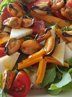 Friss zöldsaláta, vörösborecetes fekete kagylóval recept fotója