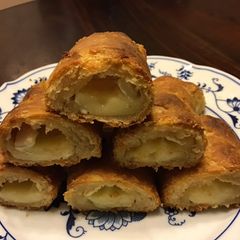 A picture of California Farm Baked Brie Puff Pastry and Mango Chutney.