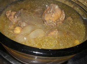صورة لوصفة يخنة البصل والفروج بدبس الرمان 🍜🍗