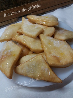 Una foto de Tortas fritas con almíbar cítrica