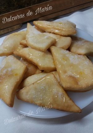 Una foto de Tortas fritas con almíbar cítrica