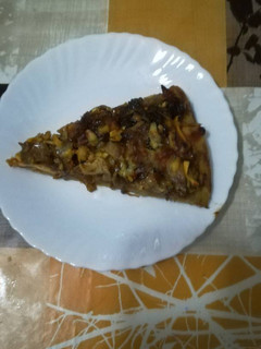 Una foto de Pizza de pollo asado y cebolla caramelizada en la panificadora