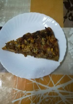 Foto principal de Pizza de pollo asado y cebolla caramelizada en la panificadora