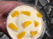 Una foto de postre de durazno y leche condensada