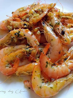 Una foto de Gambas frescas salteadas al ajillo y perejil