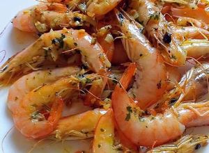 Una foto de Gambas frescas salteadas al ajillo y perejil
