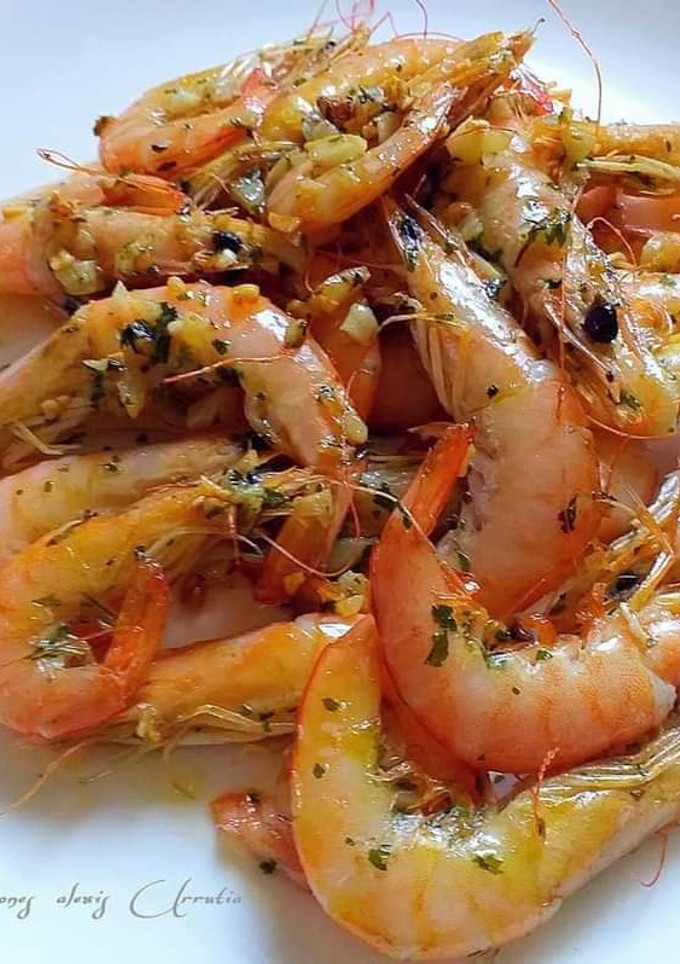 Una foto de Gambas frescas salteadas al ajillo y perejil