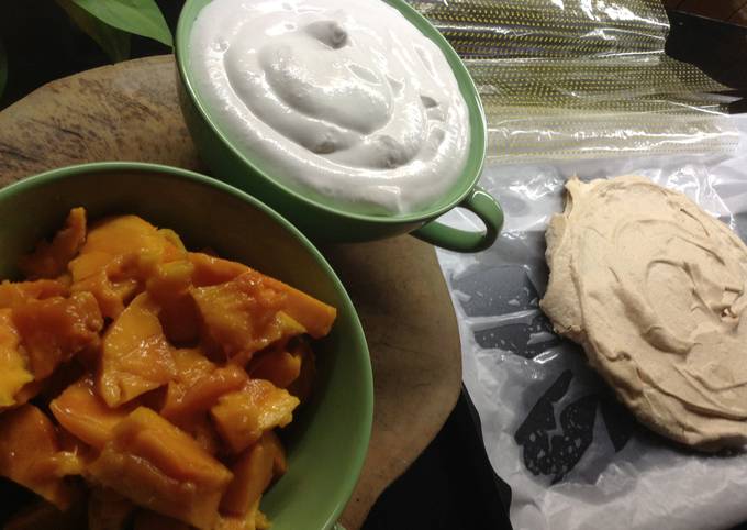 Pavlova with whipped cream and fresh mango