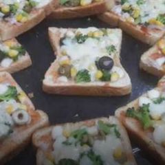 A picture of Veg Baked Bread Pizzas.
