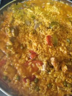 Una foto de Paella de verduras con atún fresco