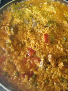 Foto principal de Paella de verduras con atún fresco