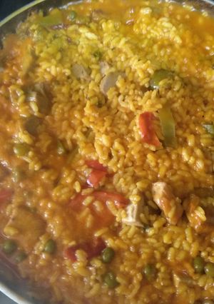 Una foto de Paella de verduras con atún fresco