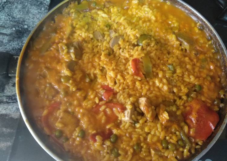 Paella de verduras con atún fresco