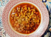 Una foto di zuppa di ceci