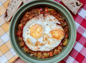 Una foto de 🇪🇸 Pisto manchego 🥘 con huevos 🍳 morrón rojo y verde 🫑
