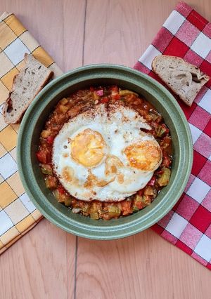 Una foto de 🇪🇸 Pisto manchego 🥘 con huevos 🍳 morrón rojo y verde 🫑