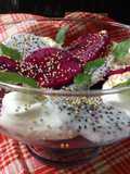 Postre de arándanos con pitaya blanca y roja