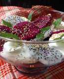Postre de arándanos con pitaya blanca y roja