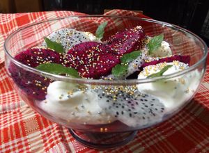 Foto principal de Postre de arándanos con pitaya blanca y roja