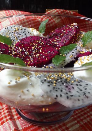 Una foto de Postre de arándanos con pitaya blanca y roja