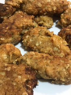 Una foto de Croquetas de salmón, brócoli y cebolla