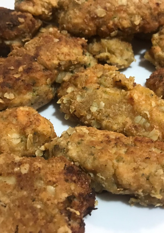 Una foto de Croquetas de salmón, brócoli y cebolla