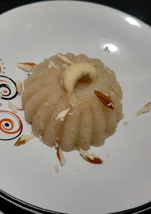 A picture of Rava Sheera/Suji Halwa.