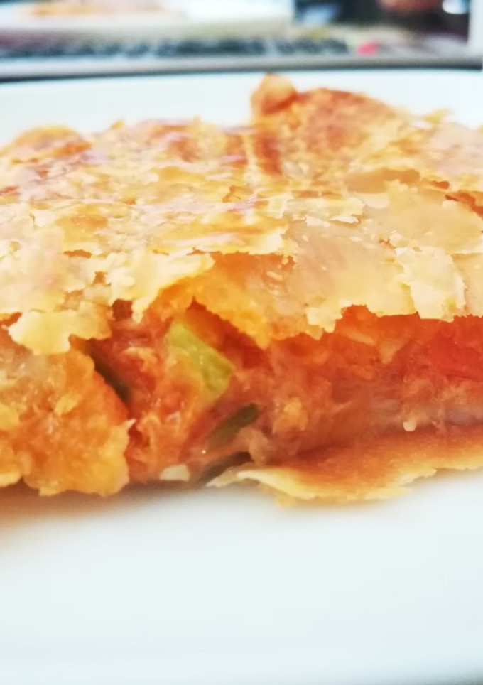 Una foto de Empanada de atún y verduras