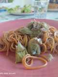 Spaghetti de ajo y guindilla con alcachofas