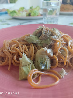 Una foto de Spaghetti de ajo y guindilla con alcachofas