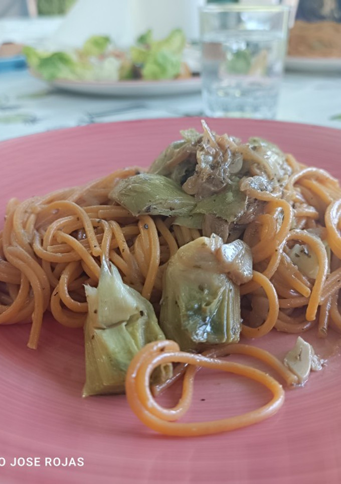Una foto de Spaghetti de ajo y guindilla con alcachofas